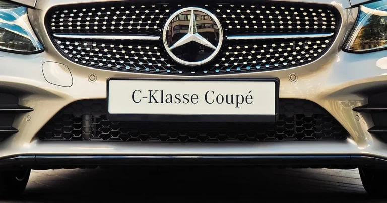 Face avant d'une Mercedes-Benz Classe C coupé, avec la calandre et l'étoile, sur une place de ville