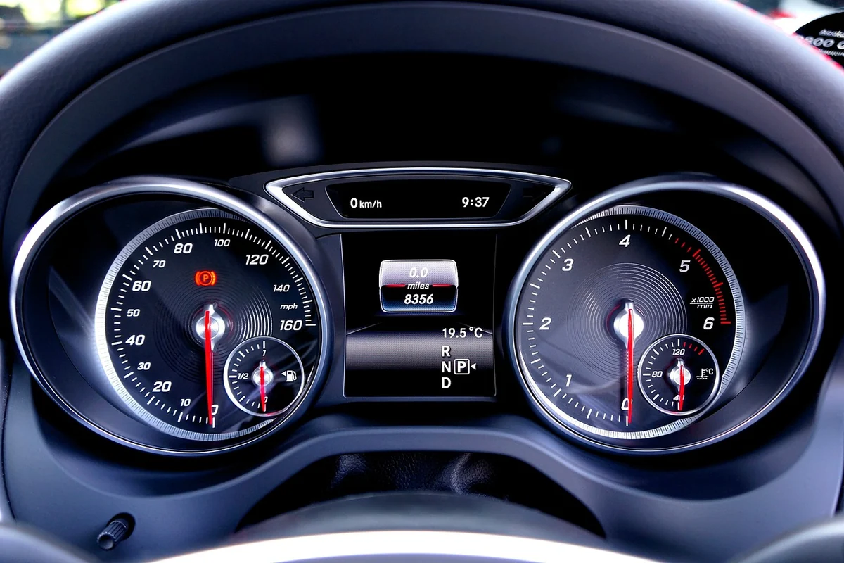 Combiné d'instruments d'une Mercedes-Benz avec compteur, compte-tours et écran central