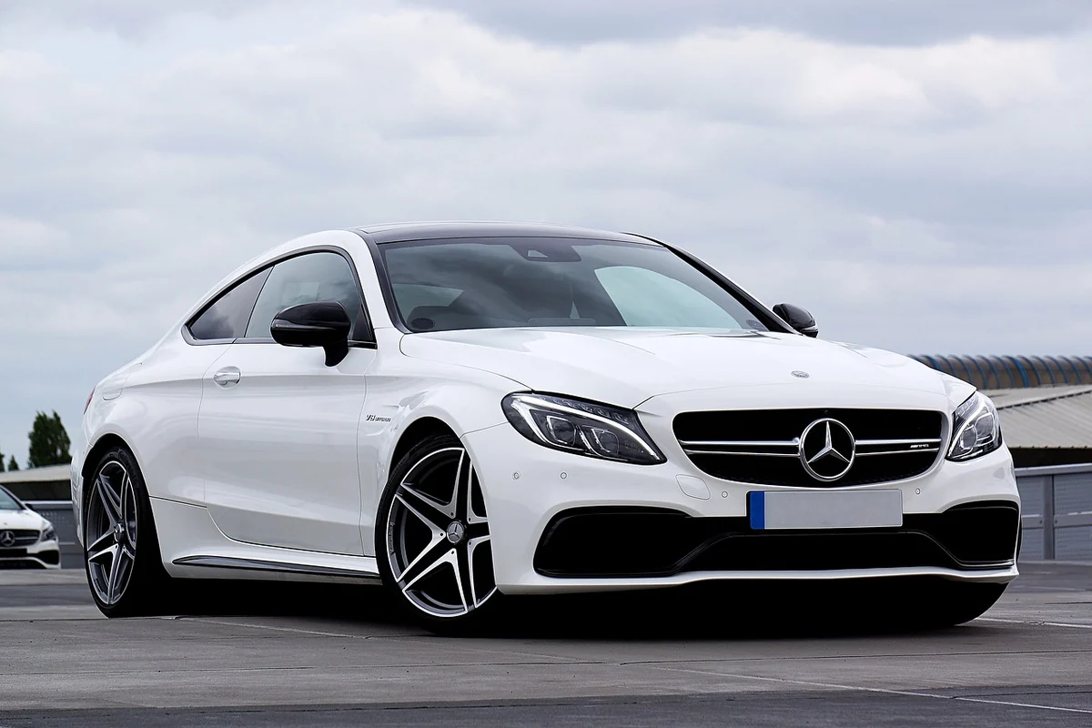 Coupé Mercedes-AMG blanc vu de trois quarts avant, de la famille des coupés Classe C