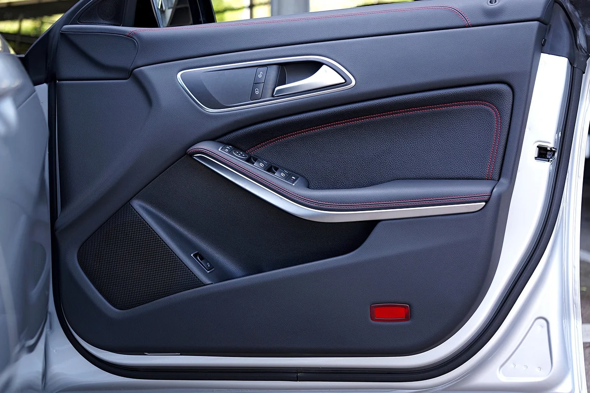 Porte avant ouverte d'une Mercedes-Benz, avec le panneau de porte et l'encadrement visible