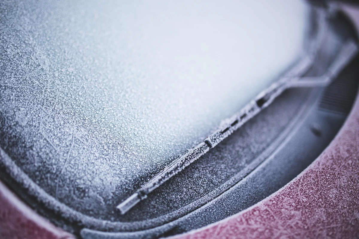 Pare-brise couvert de givre par temps froid