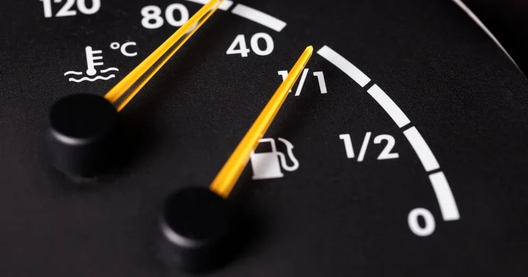 Gros plan sur les jauges de température du liquide de refroidissement et de carburant d'un tableau de bord