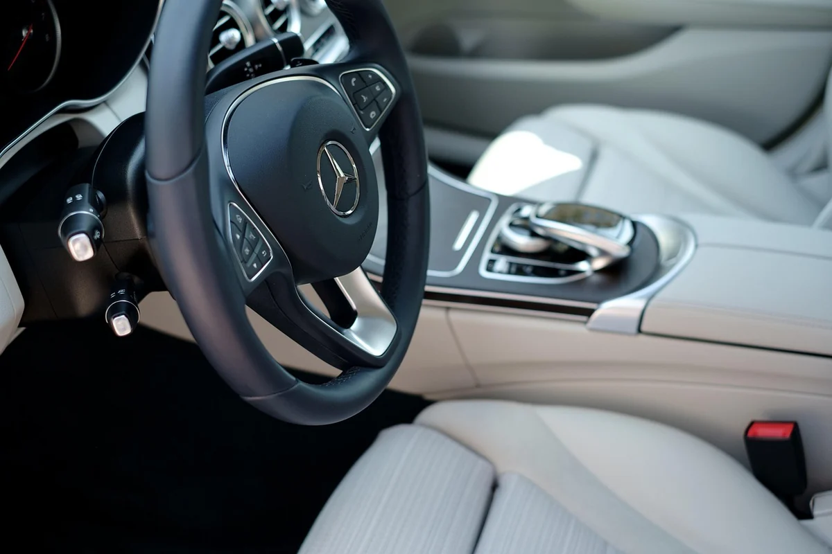 Volant et console centrale d'une Mercedes-Benz à intérieur clair